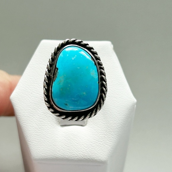Vintage Southwestern Turquoise Sterling Silver Ring - Picture 5 of 11